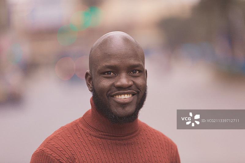 内罗毕街头的光头男子肖像图片素材