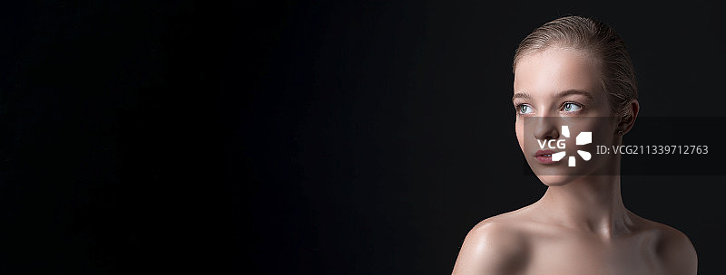 一个年轻女子的肖像图片素材