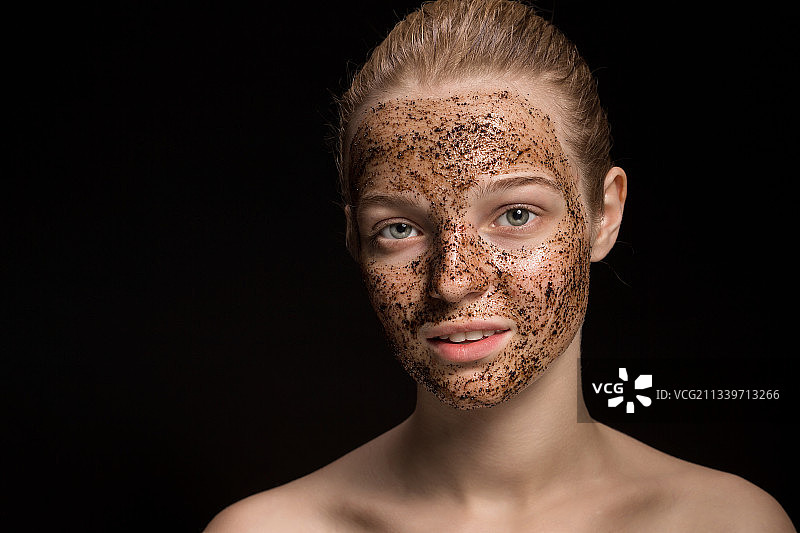 黑色背景：面部闪光无上装年轻女子特写图片素材