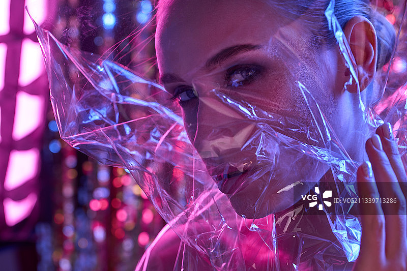 室内照明设备女性特写图片素材