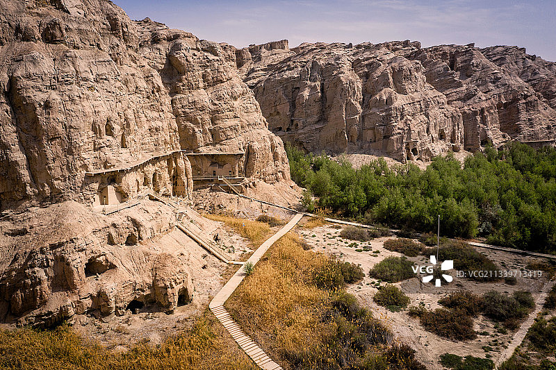 新疆库车克孜尔石窟航拍图片素材