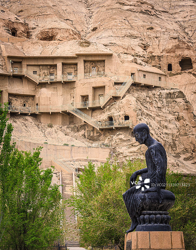 新疆库车克孜尔石窟航拍图片素材