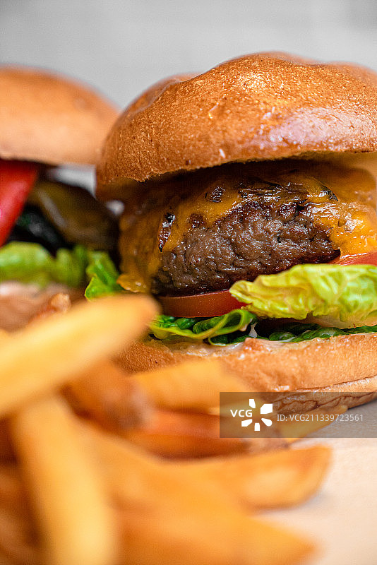 桌子上的汉堡特写图片素材