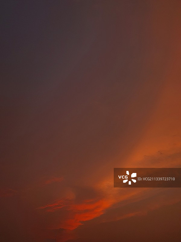 在日落时的戏剧性的天空的低角度视图图片素材