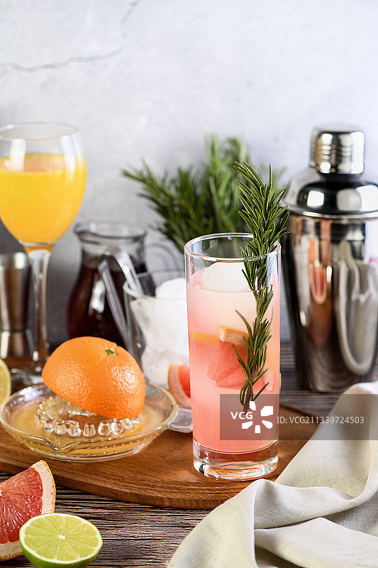 迷迭香石榴金酒鸡尾酒图片素材