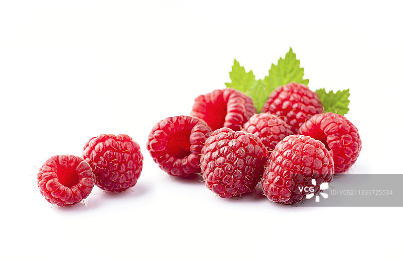 白色背景下的覆盆子特写图片素材