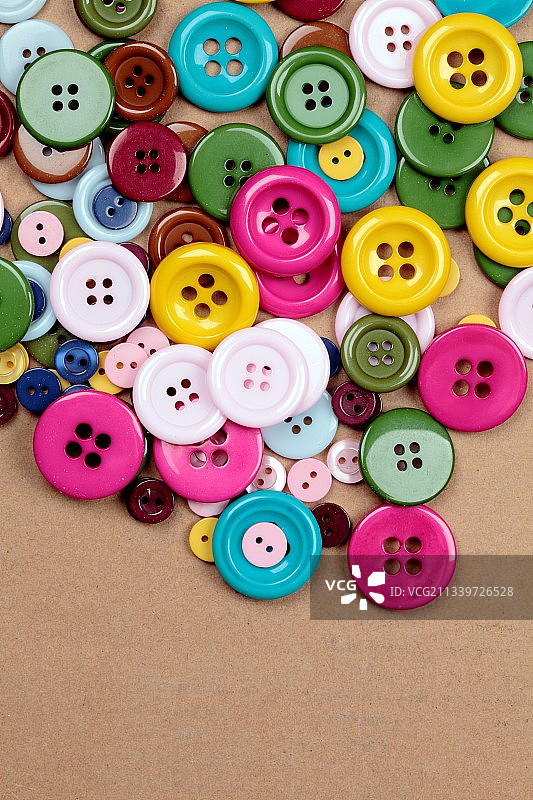 桌子上彩色纽扣的高角度视图图片素材