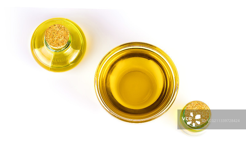 白色背景上的油玻璃瓶俯视图图片素材