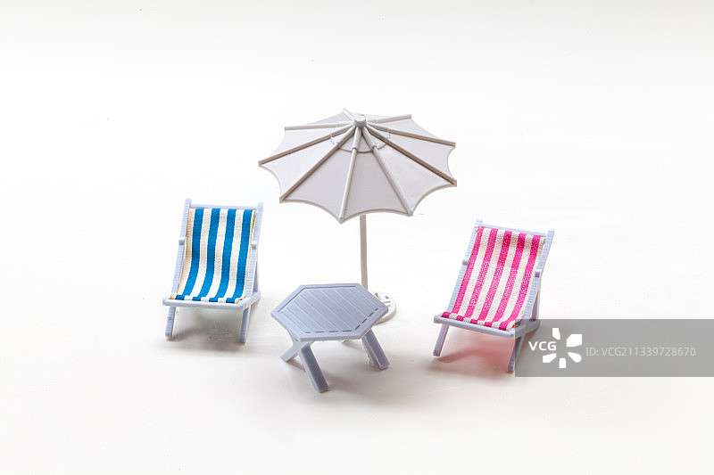 度假休闲的沙滩躺椅图片素材