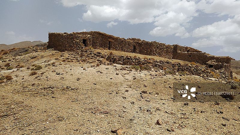 低角度的岩石形成对天空图片素材