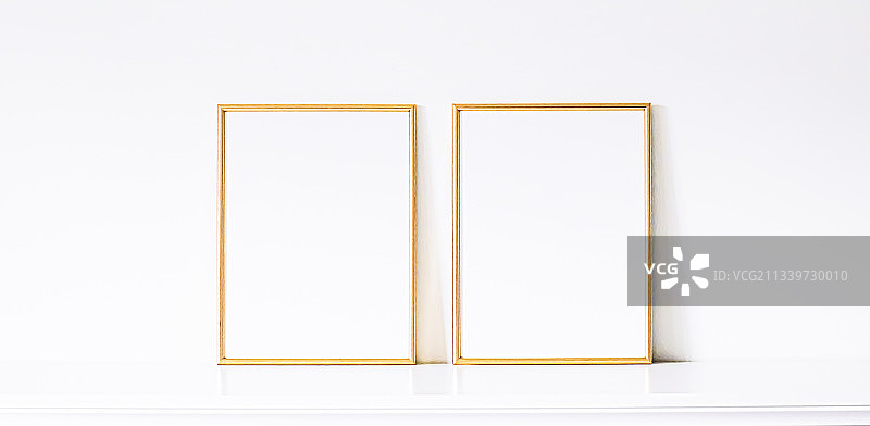 白色背景上的空画框图片素材