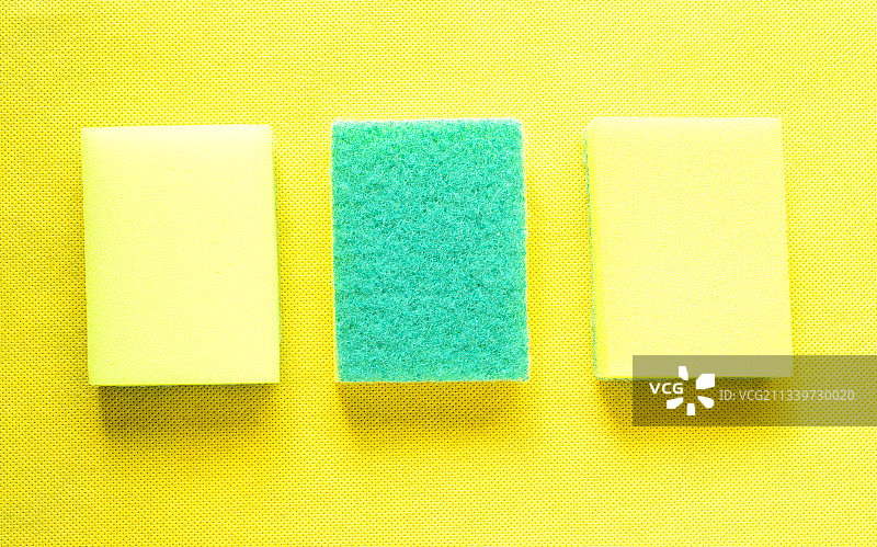 黄色背景上的三个黄色海绵图片素材