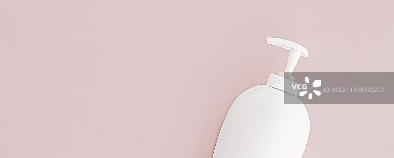米色背景上的抗菌液体皂和洗手液瓶图片素材