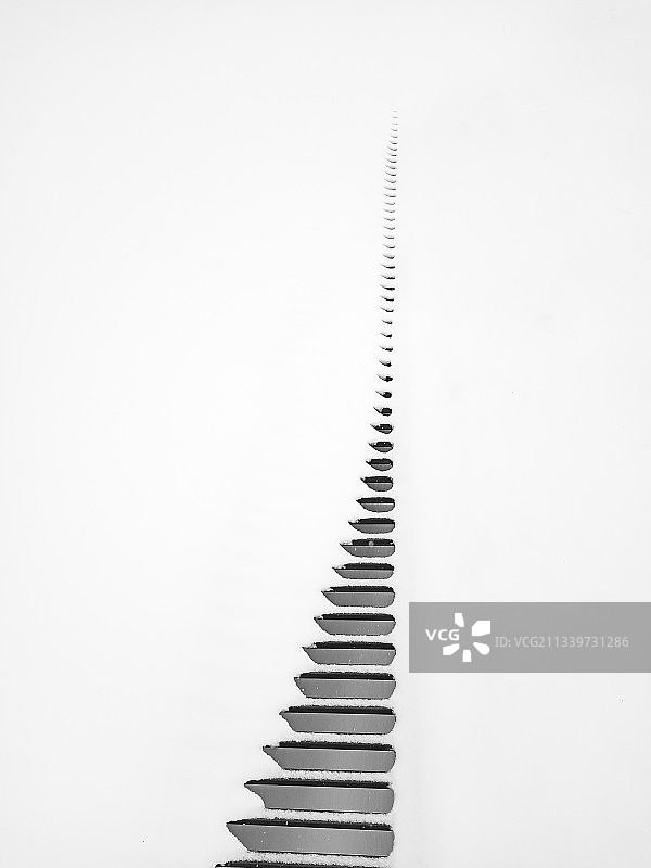 俄罗斯白色背景螺旋楼梯高角度视图图片素材