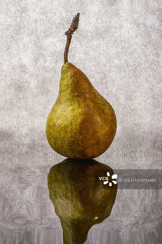 桌子上的梨特写图片素材