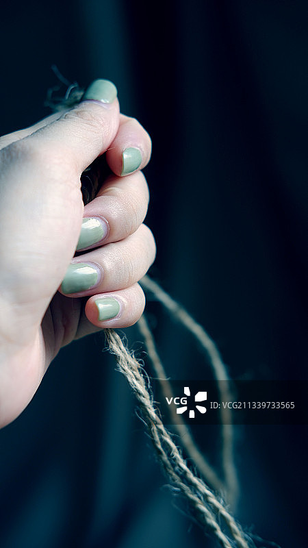 拿着绳子的女人特写图片素材