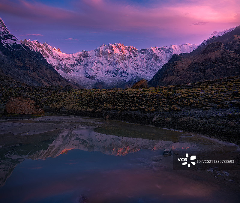 安纳普尔纳保护区雪山湖泊日落美景，尼泊尔甘德鲁克图片素材