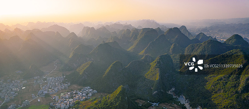 航拍逆光下的群山，广西南宁市马山县图片素材