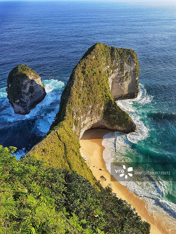 天空下海滩岩石高角度景观图片素材