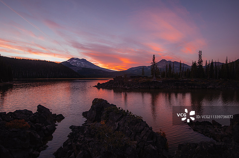 日落时分美国俄勒冈州斯帕克斯湖的迷人景色图片素材
