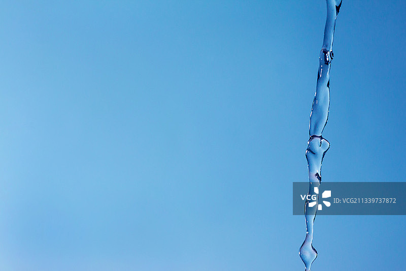 蓝色背景下的清洁水流图片素材