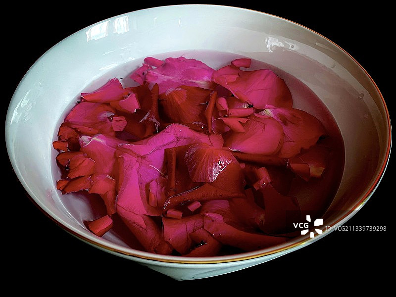 桌上碗中玫瑰花瓣特写图片素材