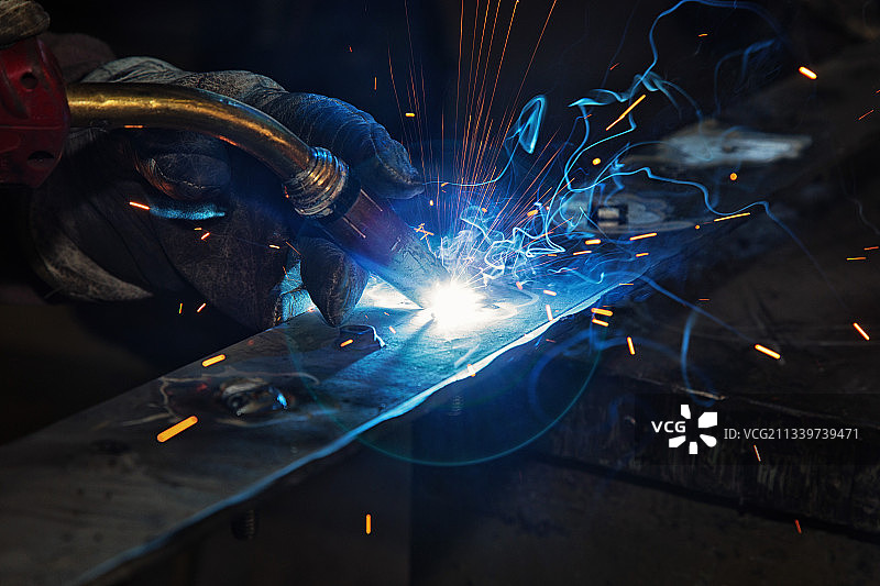 男人焊接金属图片素材