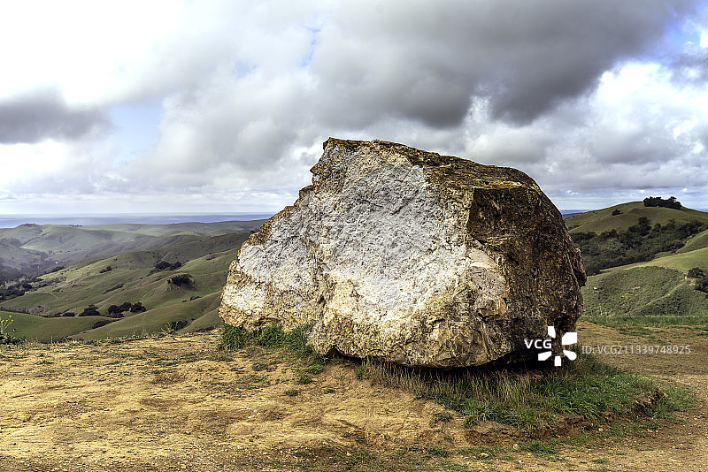 美国加利福尼亚州坎布里亚的田野岩石景观图片素材