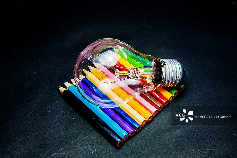 桌子上水彩颜料和画笔的高角度视图图片素材