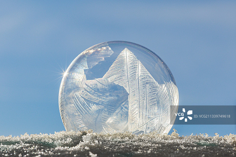 晴空下的水晶球特写，美国艾奥瓦州贝滕多夫市图片素材