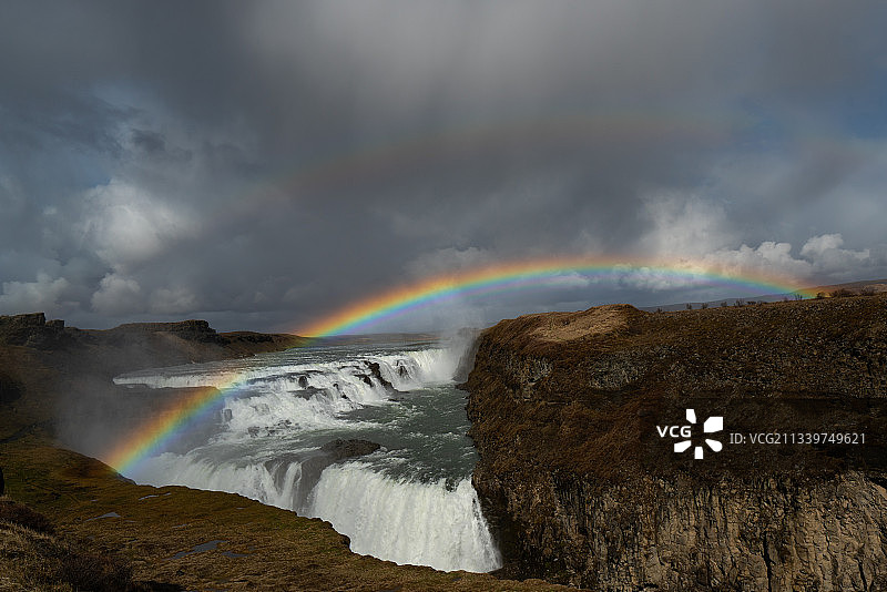 冰岛黄金瀑布上空的彩虹美景图片素材