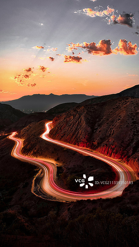 日落时分道路上光轨的高角度视图图片素材