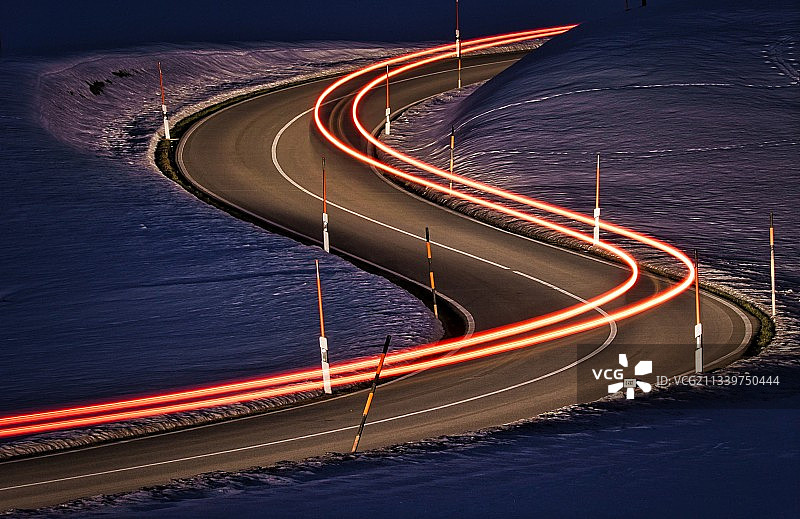 德国布赖特瑙的夜间道路光轨高角度视图图片素材