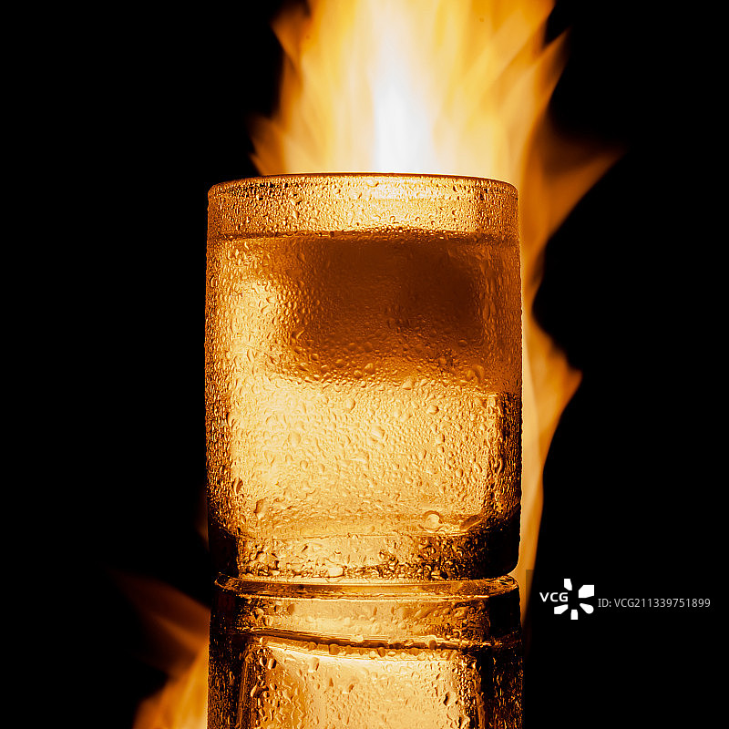 黑色背景下的玻璃杯中啤酒特写图片素材