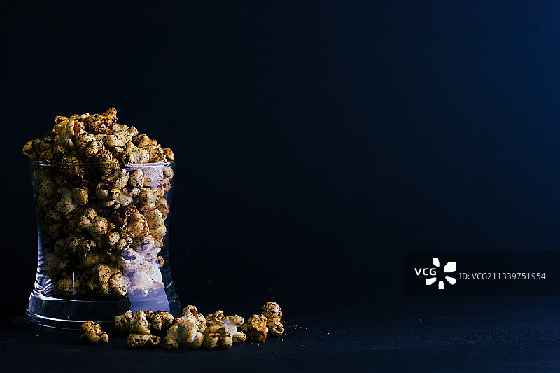 黑色背景上的爆米花图片素材