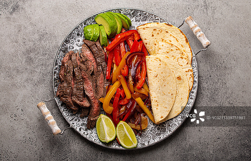 餐桌上盘子里的食物的正上方图片素材