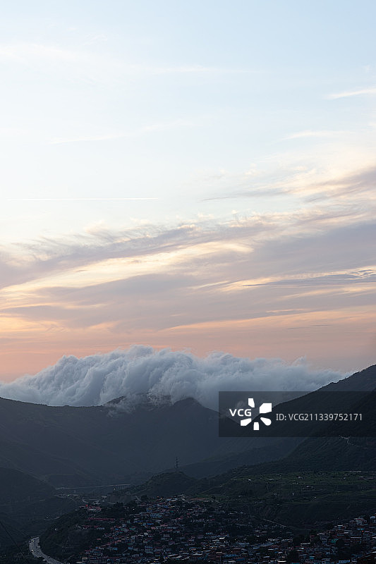 委内瑞拉加拉加斯日落时分的城镇景观图片素材
