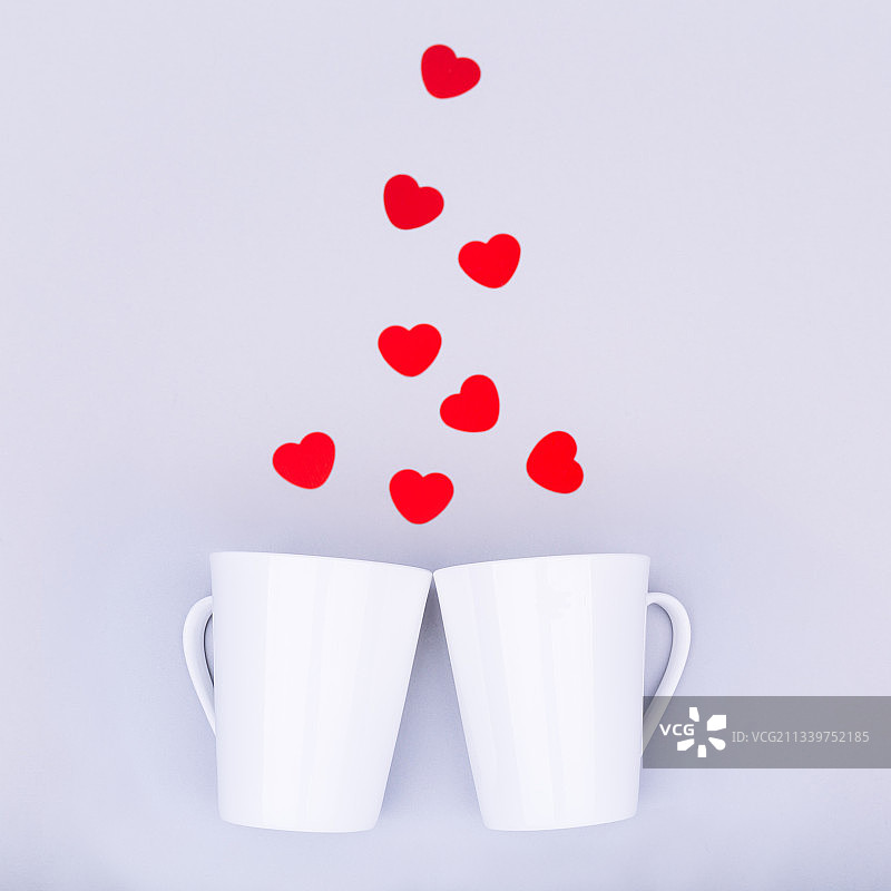 白色中国马克杯与闪光心形纸屑情人节概念图片素材