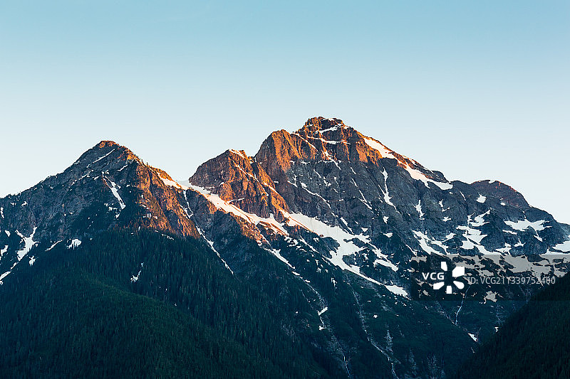 白雪皑皑的山峰映衬着晴朗的天空图片素材