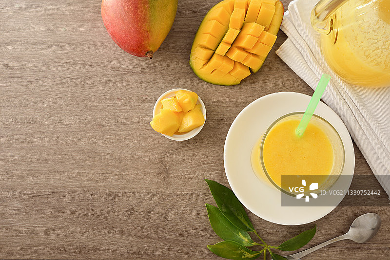 桌子上芒果汁的俯视图图片素材