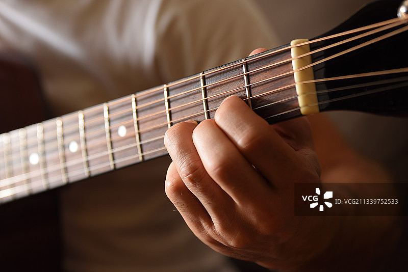 男子弹吉他的腰部特写图片素材