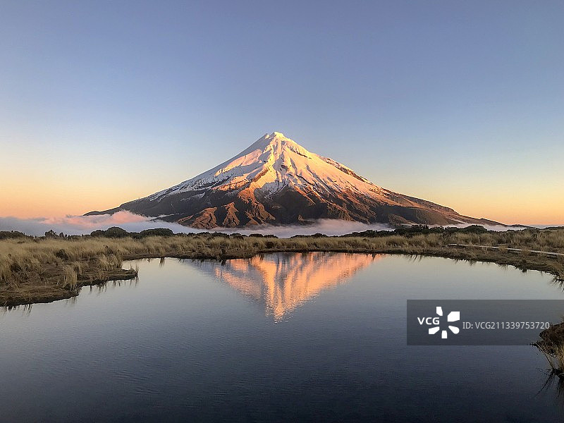 日落时分新西兰塔拉纳基雪山湖泊风光图片素材