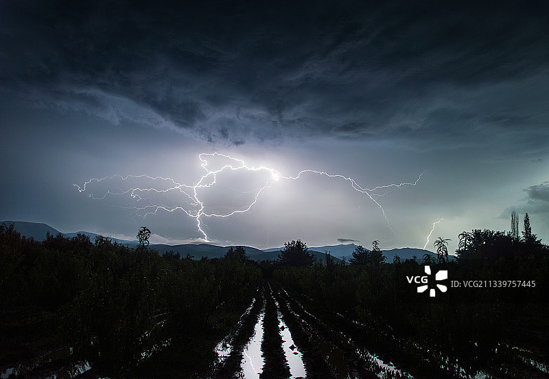 夜间闪电划过天空的壮丽景色图片素材