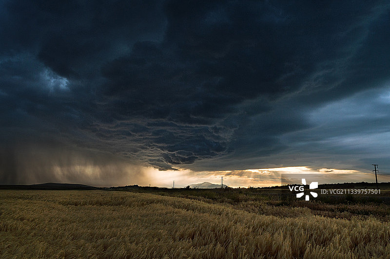 多云天空下的田野风光图片素材