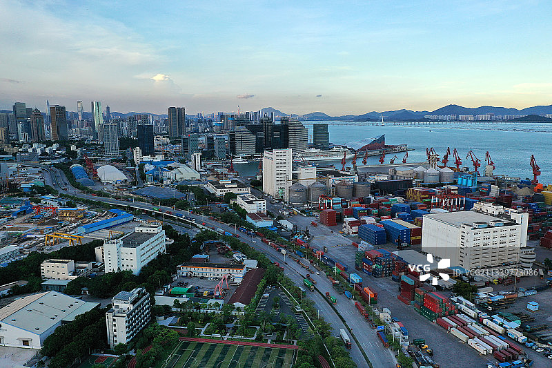 广东省深圳市南山区蛇口集装箱码头和价值工厂航拍图片素材
