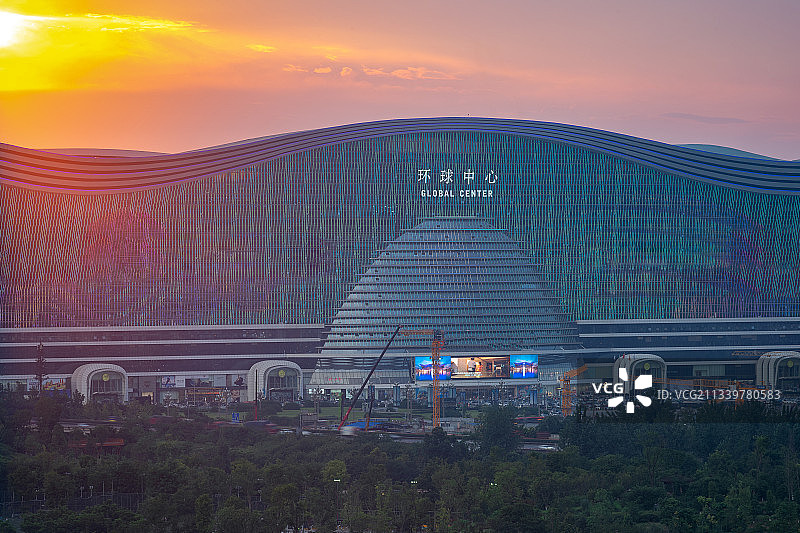 夕阳下的成都市环球中心图片素材