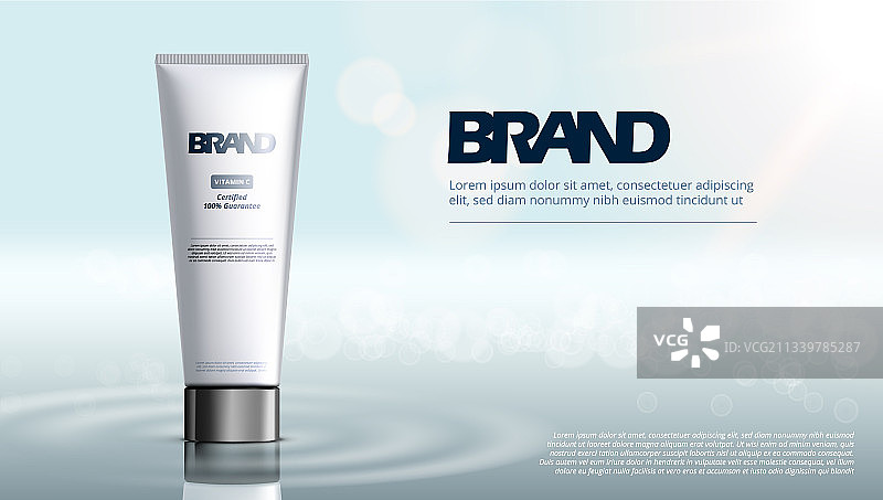 水中带光泽银色杯子的化妆品软管图片素材