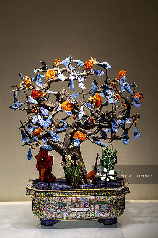 北京故宫珍宝馆文物：画珐琅盆蜜蜡佛手盆景（清）图片素材