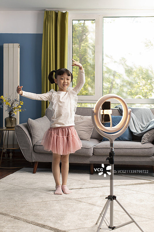 可爱的小女孩在家直播跳舞图片素材