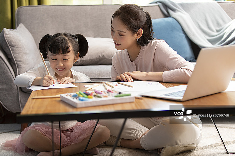 年轻母女俩在家画画图片素材